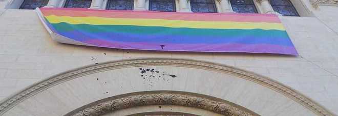 Svastiche e scritte omofobe sulla Chiesa Valdese: imbrattata la facciata di vernice