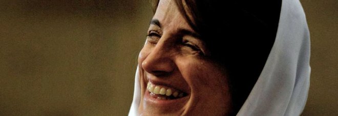 Iran, l'avvocata Nasrin condannata a 33 anni, difendeva i diritti umani contro l'obbligo di portare il velo