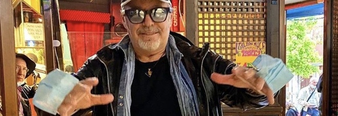 Vasco Rossi, la foto pro mascherina su Instagram. L'hater lo attacca: «Fa venire il tumore». La risposta del cantante spiazza tutti Vasco Rossi, la foto pro mascherina su Instagram. L'hater lo attacca: «Fa venire il tumore». La risposta del cantante spiazza tutti
