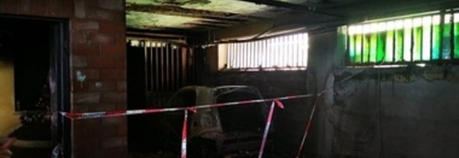 Napoli, a fuoco garage abbandonato: distrutti scooter e rifiuti a Soccavo