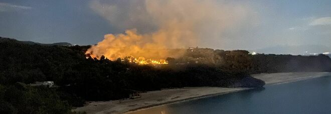Incendio a Camerota, le fiamme minacciano un villaggio turistico