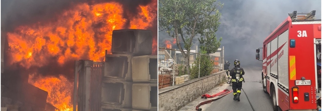 Roma, incendio in Via della Magliana: a fuoco un deposito di materiali edili