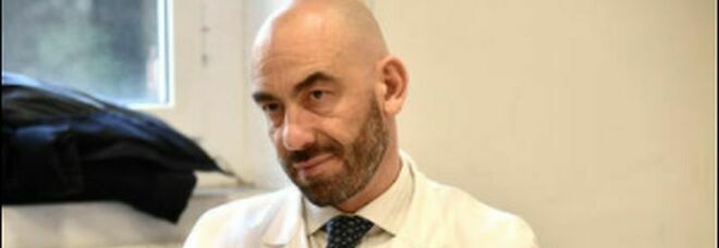 Matteo Bassetti, l'infettivologo aggredito a Genova dai no-vax: «Mi hanno tirato addosso un cocktail»
