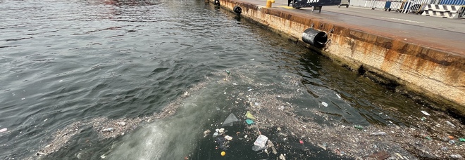 Immondizia galleggiate nel Porto di Napoli