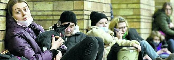 Ucraina, a migliaia nei sotterranei: «Ore di terrore, al buio con la paura di morire»