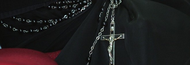 Germania, donna muore durante un esorcismo: cinque a processo. C'è anche il figlio della vittima Germania, donna muore durante un esorcismo: cinque a processo. C'è anche il figlio della vittima