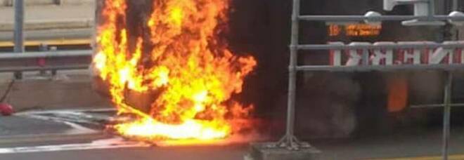 Bus in fiamme a Portici, poliziotto in pensione salva i passeggeri