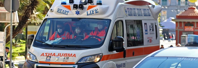 Napoli, rapina alla pompa di benzina: uomo ferito alle gambe