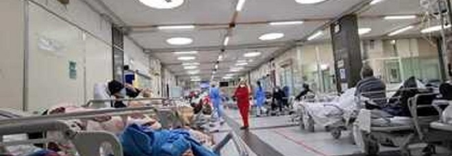Covid a Napoli, incubo cluster nell'ospedale Cardarelli: «Troppi positivi nei reparti ordinari»