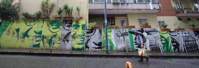 Napoli, sfregio al murale per Giancarlo Siani: muffa e scritte cancellano la memoria