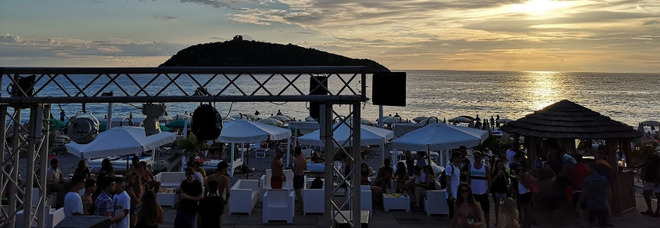 Virus e giovani, a Diamante spiaggia trasformata in «discoteca a cielo aperto». Stabilimento chiuso Virus e giovani, a Diamante spiaggia trasformata in «discoteca a cielo aperto». Stabilimento chiuso