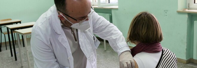 Covid a Napoli, inviati i vaccini ai primi 20 medici di base