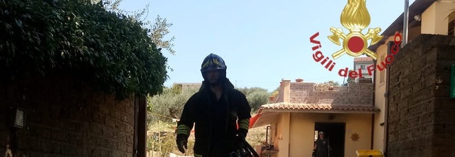 Esplosione nell'abitazione, la casa devastata da un incendio Esplosione nell'abitazione, la casa devastata da un incendio