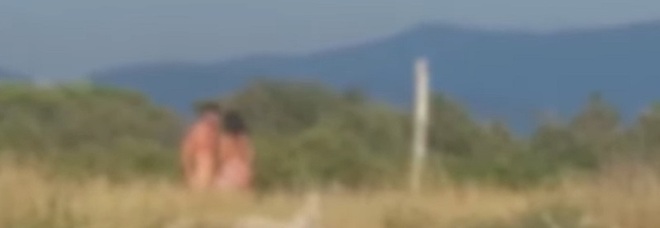 Sesso in spiaggia davanti ai bagnanti a Viareggio, i video finiscono online. Il consigliere leghista: «Uno schifo»
