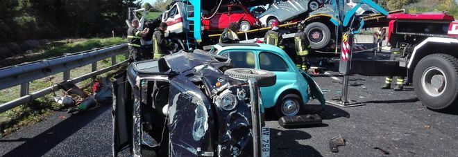 Incidente choc in autostrada, scontro tra camion, cisterna e tre auto: 2 morti e tre feriti gravi
