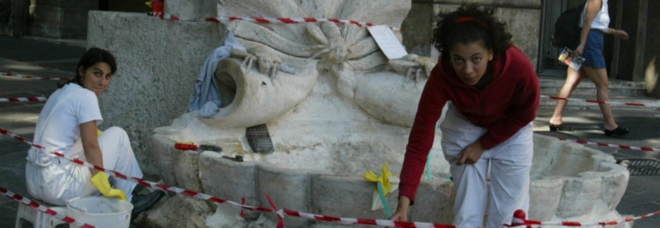 Roma, fa il bagno nella fontana delle Api a piazza Barberini: turista multata
