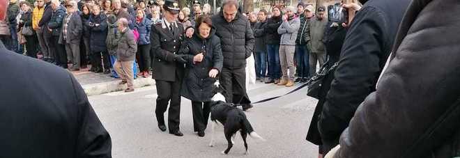 Carabiniere muore sulla Majella, il suo cane Sheela commuove tutti al funerale