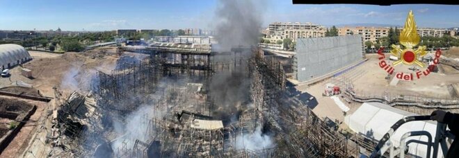 Roma, incendio a Cinecittà: bruciano le scenografie, colonna di fumo nero. Il fuoco minaccia la casa del Grande Fratello