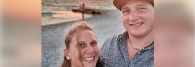 Alex e Corinna cadono nel dirupo con la moto: la tragedia dei due fidanzati di Bolzano, avevano 22 e 24 anni