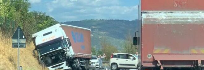 Incidente sulla Casilina, auto contro camion: un ferito in gravi condizioni