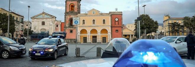 Ercolano, Due Stecche Di Hashish Volano Dalla Finestra Dopo L'arrivo ...