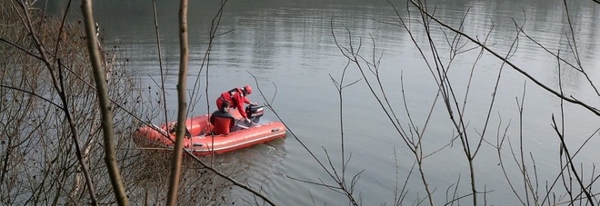 Bambino di 11 anni scivola nel fiume e annega davanti ai fratelli: mamma tenta suicidio