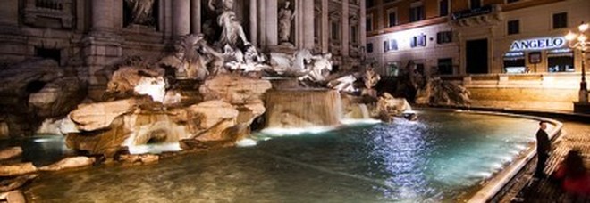 Luci spente a Fontana di Trevi e al Colosseo: così Roma si stringe intorno a Genova