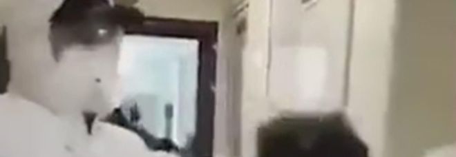 Coronavirus, sospetti malati trascinati fuori dalle case: video choc dalla Cina