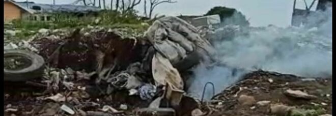 Incendio al campo rom di Barra, dopo due mesi bruciano ancora i rifiuti