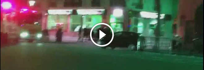 Parigi, la sparatoria fra polizia e terroristi fuori al Bataclan Parigi, la sparatoria fra polizia e terroristi fuori al Bataclan