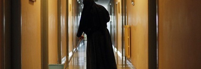 Bimbi legati, urla e schiaffi all'asilo: arrestata una suora. «Avevano paura di lei»