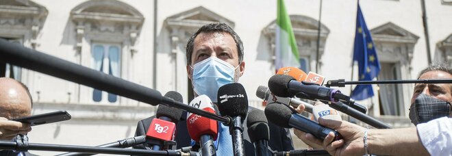 Mascherine all'aperto, Salvini: «Da domani via l'obbligo»