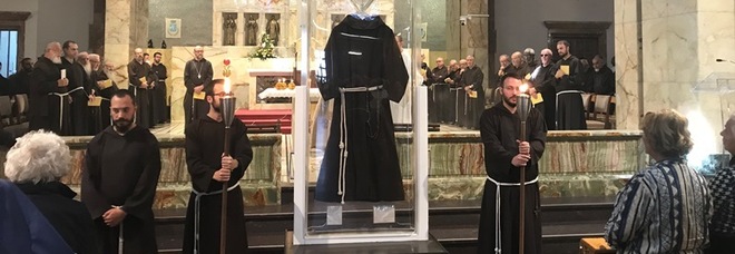 Padre Pio, il saio delle stimmate esposto a Napoli per due giorni