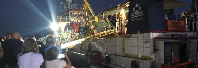 Sea Watch 3, insulti choc sui social a Carola Rackete: «Spero che sti negri ti violentino» Sea Watch 3, insulti choc sui social a Carola Rackete: «Spero che sti negri ti violentino»