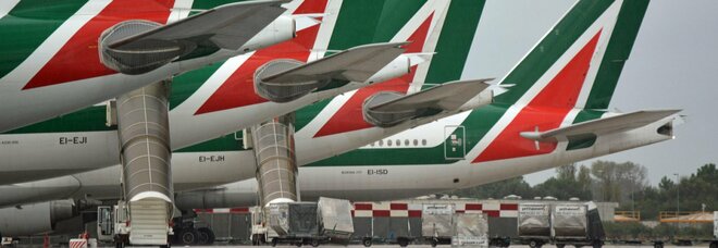 «Alitalia paga solo il 50% degli stipendi», i commissari ai lavoratori: il resto dopo l'asta sul marchio
