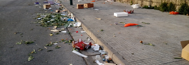 Napoli, rifiuti in strada dopo il mercato: i residenti chiedono lo spostamento