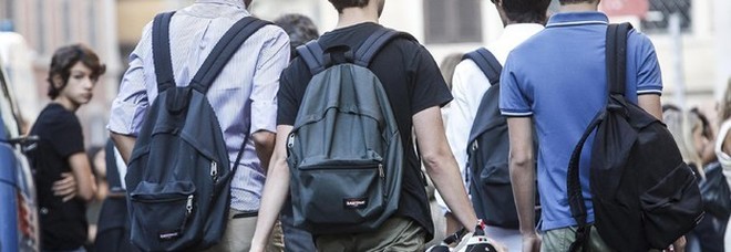 Prof suicida in una scuola media: si è impiccato in palestra. Tre studentesse sotto choc in ospedale
