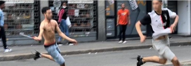Torino choc, inseguimento in strada con un machete: un ferito