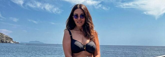 Sabrina Ferilli infiamma l'estate, bikini da urlo, libro e l'appello: «Leggiamo di più»