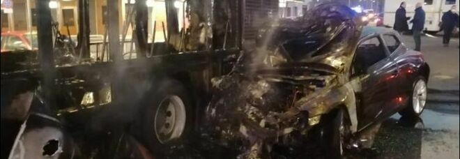 Roma, auto urta bus e si incendia a Centocelle: morto il conducente