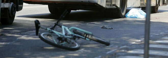 Roma, ciclista morì travolto da un bus. Autista assolto: «Nessun reato»