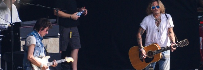 Johnny Depp con Jeff Beck sul palco dell'Arena Santa Giuliana per il soundcheck del concerto