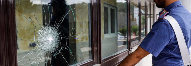 Napoli choc, ancora spari contro le abitazioni: colpiti muro, vetrata e porta, a terra 6 bossoli e un'ogiva a Pianura