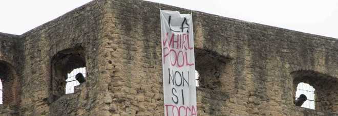 Blitz di Potere al Popolo al Castel dell'Ovo: «La Whirlpool non si tocca»