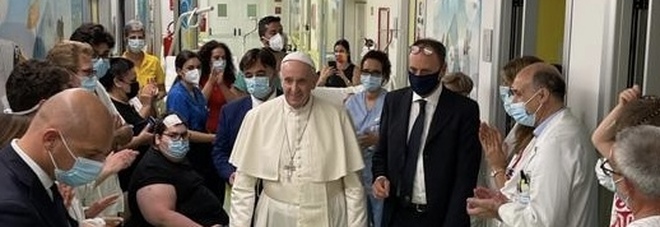 Papa Francesco (senza usare la carrozzina) fa visita ai «suoi piccoli amici» al Gemelli