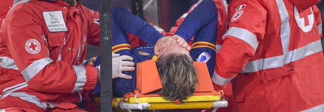 Roma-Juve, infortunio di Zaniolo: centrocampista trasportato in ambulanza in ospedale