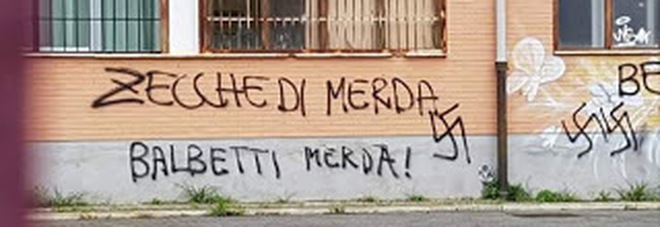 Roma, «Heil Hitler»: sui muri del liceo insulti e svastiche contro il professore antifascista