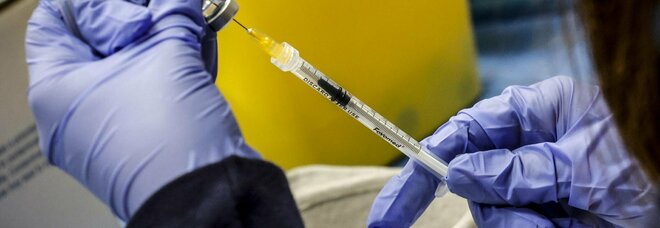 Falsi vaccini a Napoli, la Procura: perquisite tre medici, sequestrati cellulari e appunti