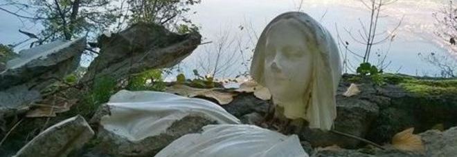 Choc in provincia di Napoli, Madonnina gettata in un dirupo e distrutta: «Sono stati i satanisti»