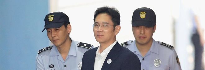 Samsung, pena per corruzione dimezzata; liberato il vicepresidente Lee